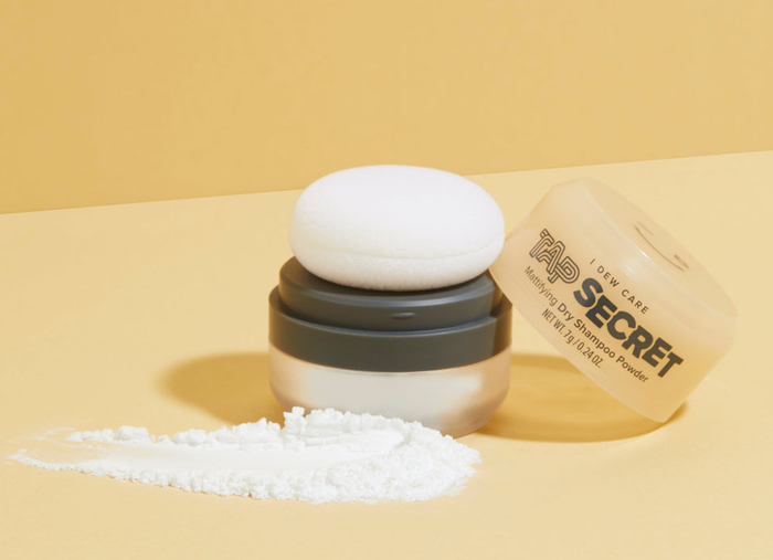 the container for the powder and the puff applicator