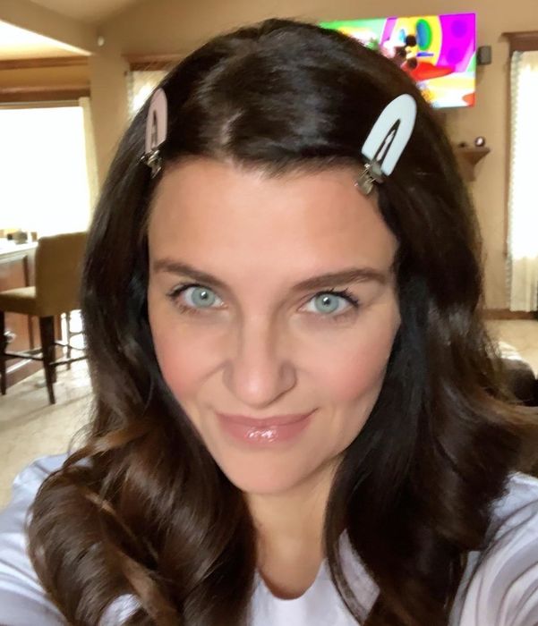 A person demonstrating the use of the creaseless hair clips