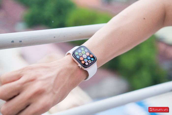 Apple Watch Series 10 tích hợp nhiều chức năng giúp người dùng theo dõi các hoạt động thể dục và sức khỏe.