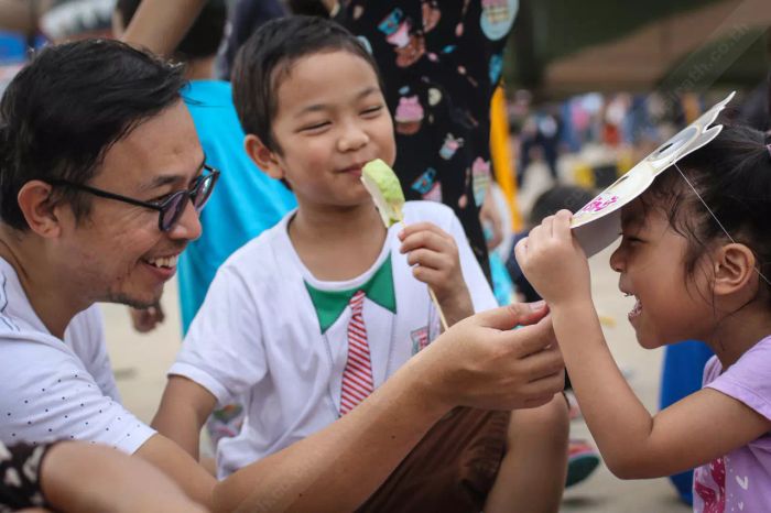 ครั้งสุดท้ายที่คุณยิ้มให้กับใครโดยไม่มีความคาดหวังในผลตอบแทนคือเมื่อไร? เด็กๆ ถามคำถามที่ให้เราหยุดคิด