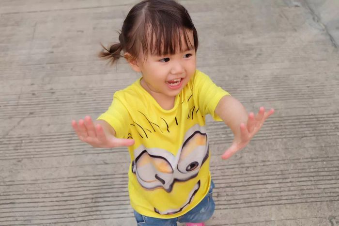 คุณเคยยิ้มให้กับใครโดยไม่หวังสิ่งใดกลับมาไหม? เด็กๆ ถามคำถามที่ทำให้เราต้องย้อนคิดถึงครั้งสุดท้ายที่ทำเช่นนั้น