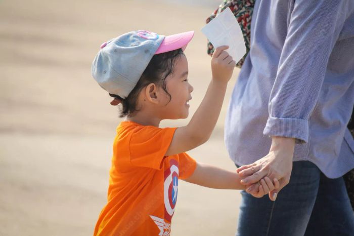 ครั้งสุดท้ายที่คุณยิ้มให้ใครโดยไม่หวังสิ่งใดกลับมา คุณยังจำได้ไหม? คำถามจากเด็กๆ ชวนให้เราคิดถึงความหมายที่แท้จริงของการยิ้ม
