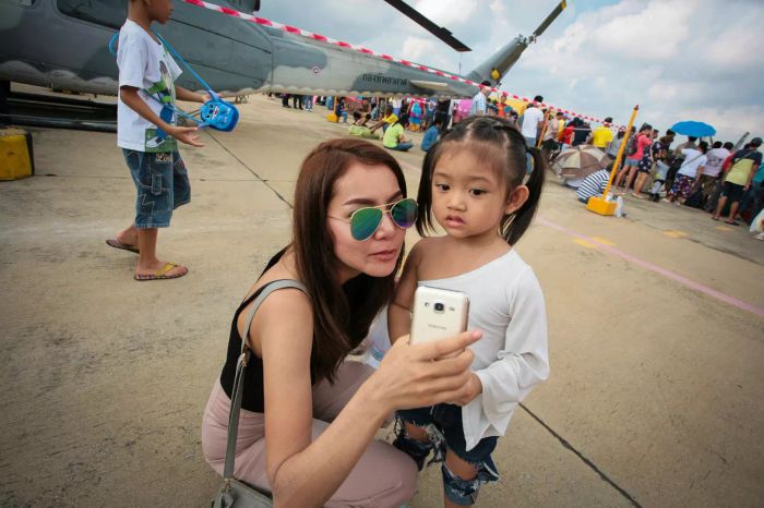 ทุกครั้งที่เรายิ้มโดยไม่มีการคาดหวังสิ่งใดกลับมา มันเป็นความรู้สึกที่ลึกซึ้ง คำถามจากเด็กๆ ทำให้เราคิดถึงครั้งสุดท้ายที่เราได้ทำแบบนั้น