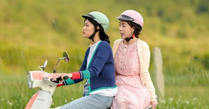 Tình chị em giữa Thúy Vân và Thúy Kiều được khai thác một cách sâu sắc.