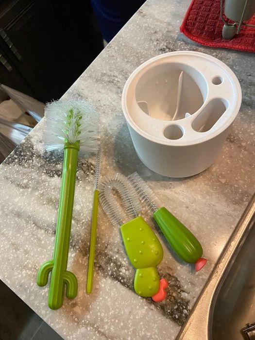 photo of the brush set placed outside the container, highlighting the different types of brushes included