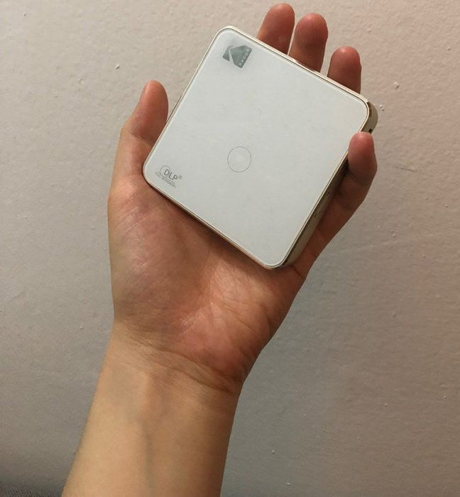 Mytour editor Yi Yang demonstrating how compact and convenient the small projector is, holding it effortlessly in the palm of her hand.