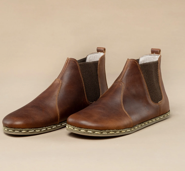 Brown flat Chelsea boots that combine comfort and style, perfect for versatile wear.