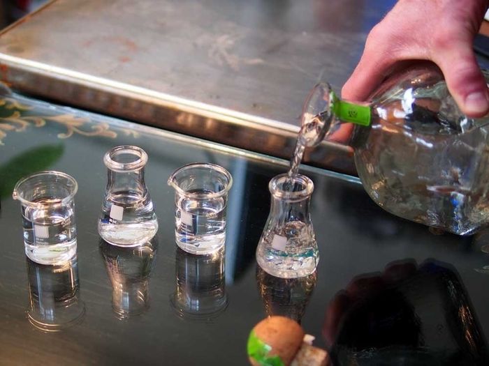 The four shot glasses designed to resemble beakers and Erlenmeyer flasks.