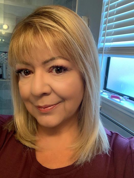 Another reviewer with shiny, shoulder-length straight blonde hair.