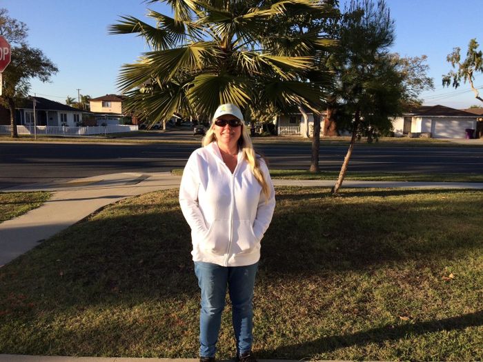 A reviewer dressed in a white hoodie and jeans.