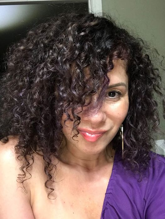 A reviewer showcasing their glossy curls with a stunning shine.