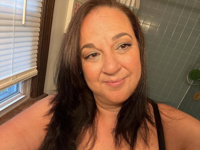 image of reviewer with sleek, glossy hair that’s completely frizz-free