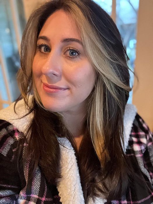 Another reviewer with a blonde streak in their shiny, shoulder-length straight hair.
