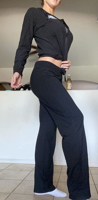 Side profile of a reviewer wearing the black loungers.
