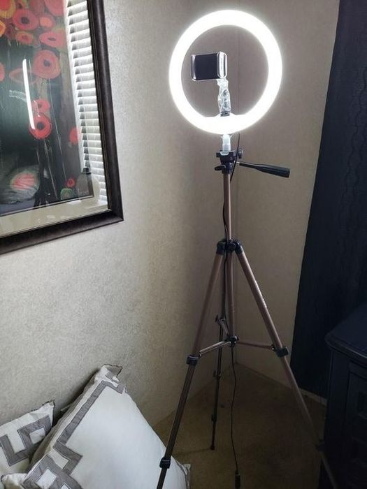 Ring light in action, as demonstrated by the reviewer
