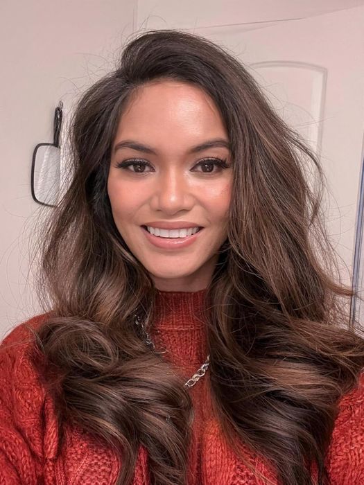 Reviewer showcasing her hair after a blowout.