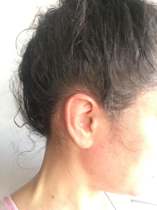 The same reviewer’s hair after using the root cover-up spray