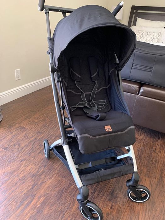 Reviewer provides an image of the stroller in a chic grey color.