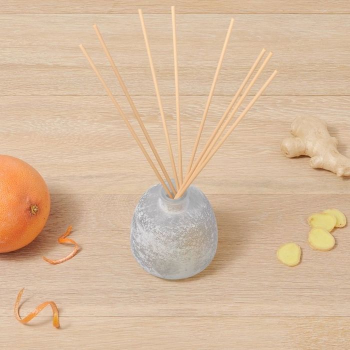 Oil diffuser featuring diffusing rods