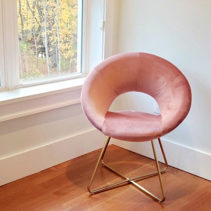 Photo of a pink velvet papasan chair shared by a reviewer.