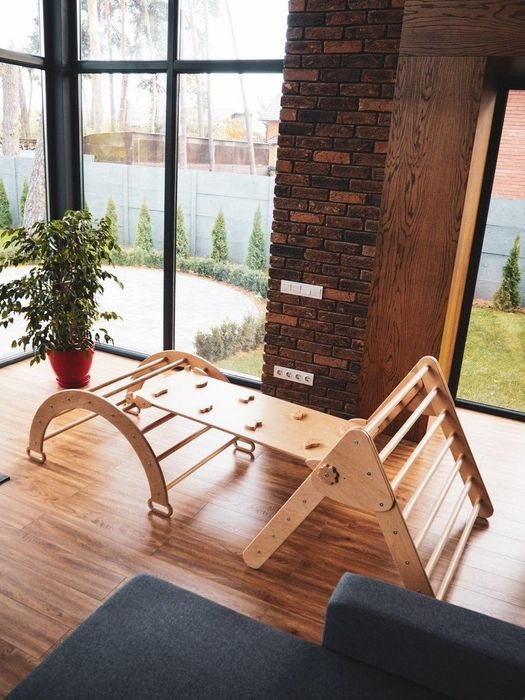 The wooden climbing ramp, arch, and climbing table positioned in the center.