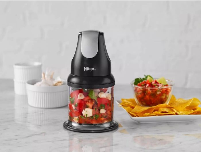 The food chopper slicing ingredients for salsa