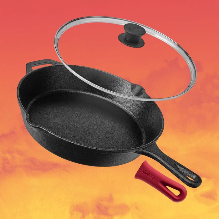 The skillet that includes a lid