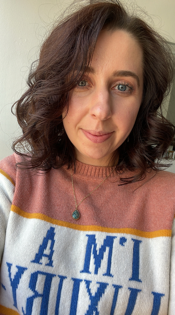 The writer demonstrates how her short hair looks after styling with the Airwrap.