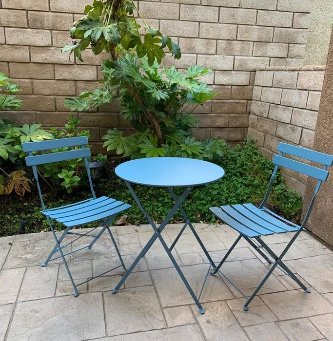 Another reviewer's blue-colored patio set