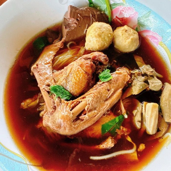 ก๋วยเตี๋ยวเป็ดนางยักษ์ รสชาติเด็ดที่อำเภอวังจันทร์ จังหวัดระยอง