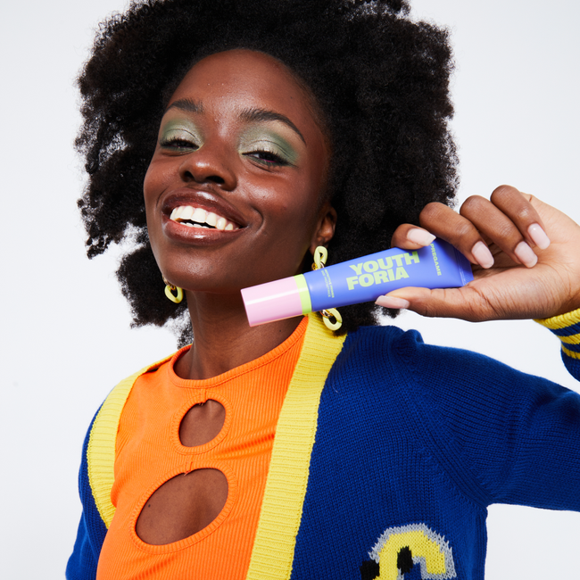 A model holding the primer.