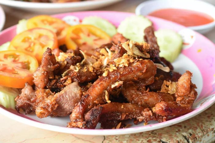 ร้านยัยไหมอิ่มบุญเสิร์ฟข้าว ซุป และน้ำดื่มฟรีให้กับลูกค้าทุกท่าน