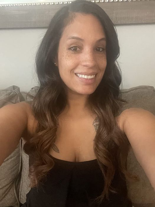 A reviewer showing their hair after using the curler rod.