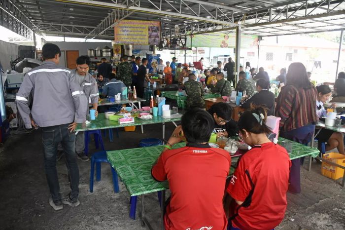 ร้านยัยไหมอิ่มบุญเสิร์ฟข้าว ซุป และน้ำดื่มฟรี
