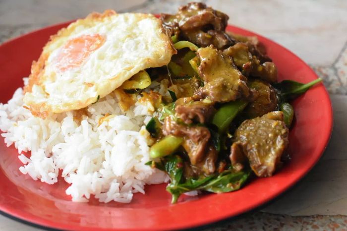 ร้านยัยไหมอิ่มบุญเสิร์ฟข้าว ซุป และน้ำดื่มฟรีให้กับลูกค้า