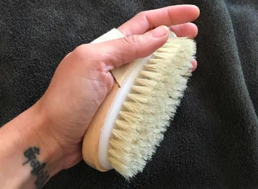 The body brush, designed for easy scrubbing and a refreshing self-care experience.