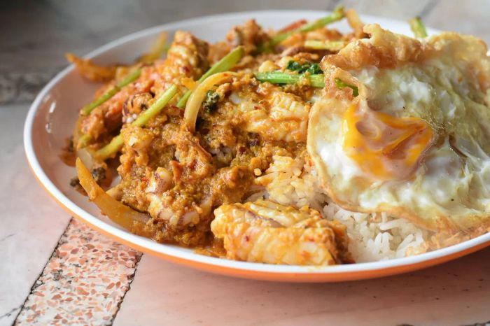 ร้านยัยไหมอิ่มบุญเสิร์ฟข้าว ซุป และน้ำดื่มฟรีให้กับลูกค้า