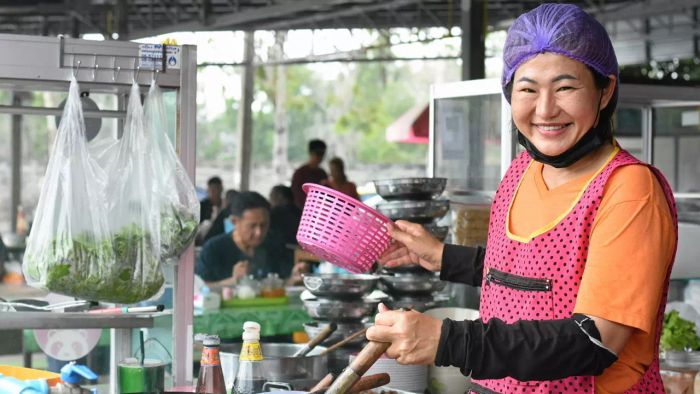 ร้านยัยไหมอิ่มบุญเสิร์ฟข้าว ซุป และน้ำดื่มฟรีให้กับลูกค้าทุกท่าน