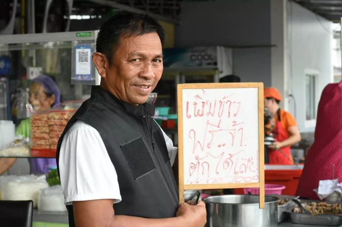 ร้านยัยไหมอิ่มบุญเสิร์ฟข้าว ซุป และน้ำดื่มให้ฟรี
