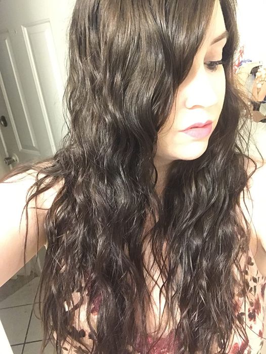 The transformation after using the anti-frizz mousse is clear: the reviewer's hair became more manageable, smooth, and full of bounce.