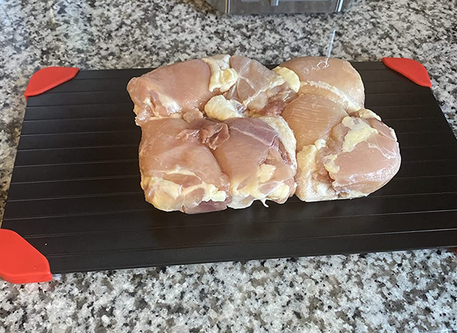 Image from a reviewer showing two steaks on a black tray