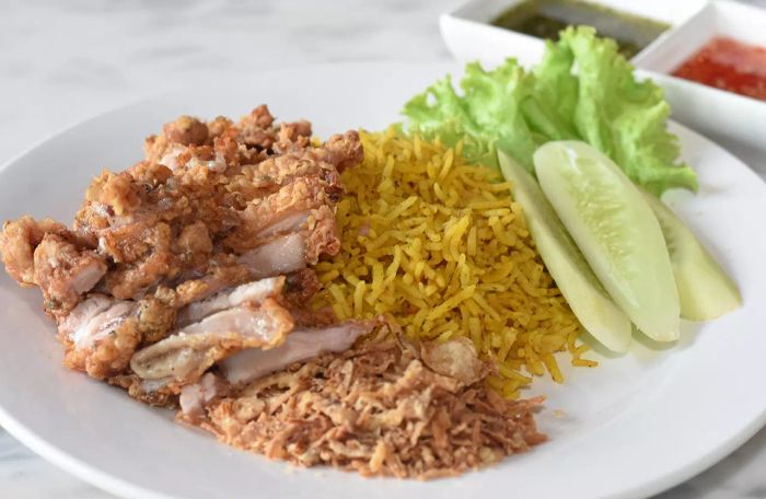 “มุนา โรตี-ชา” โรตีแป้งหนานุ่ม กลิ่นหอมพริกแกง