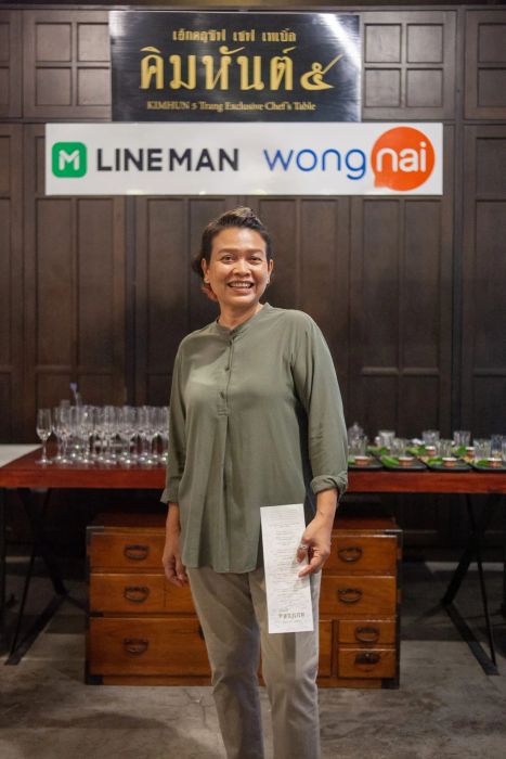 เชฟอุ้ม คณพร จันทร์เจิดศักดิ์ ผู้เชี่ยวชาญด้านอาหารเปอรานากันและผู้จัดกิจกรรม คิมหันต์ ๕ ได้เผยแพร่เรื่องราวเกี่ยวกับอาหารเปอรานากันในรูปแบบเชฟเทเบิ้ล ภาพจาก KanapoRn Plaphatha