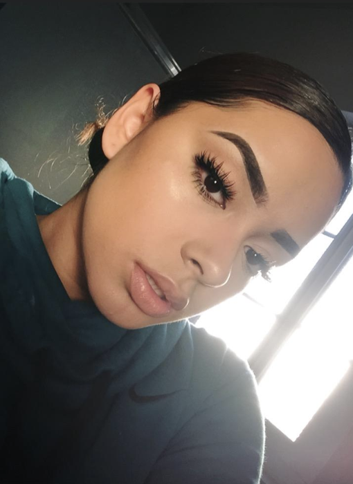 Reviewer with flawless makeup and a matte, shine-free finish achieved using the setting powder.