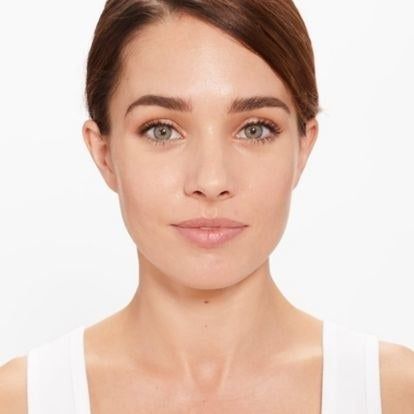 A model applying the foundation stick.