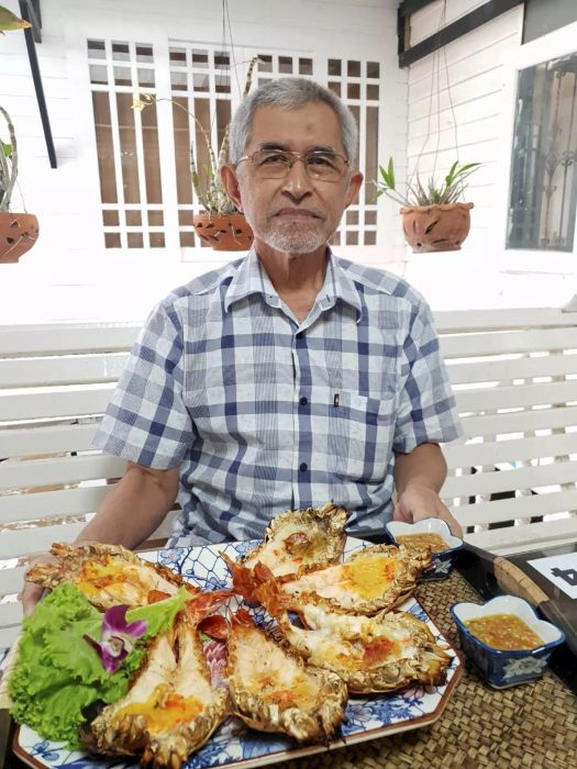 ร้านคุณอนันต์ ริเวอร์ฟร้อนท์ ที่ตั้งอยู่ริมน้ำในอยุธยา เสิร์ฟเมนูกุ้งเผาสุดอร่อยท่ามกลางบรรยากาศที่แสนสงบและเป็นกันเอง