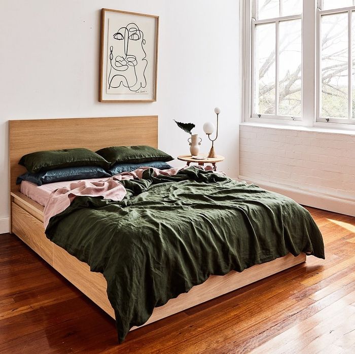 The linen set in olive