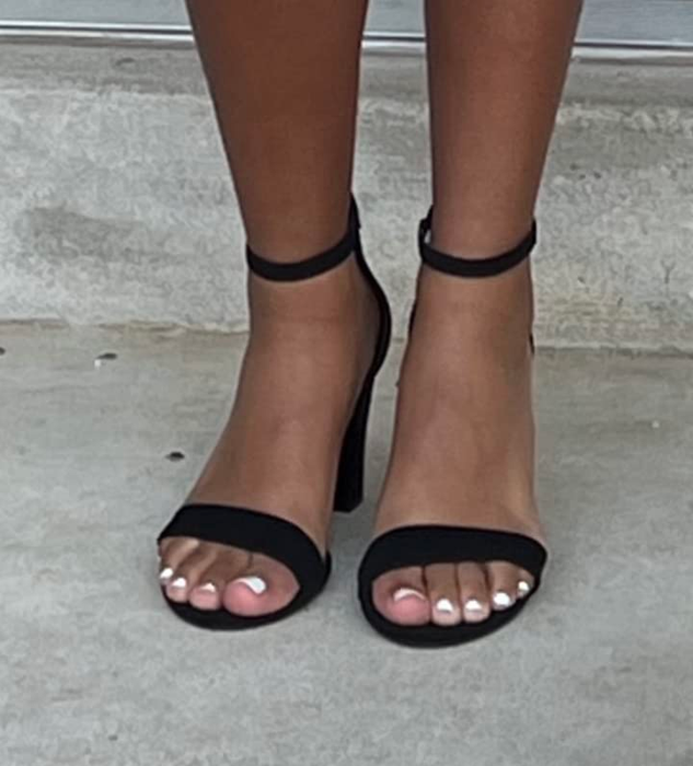 A reviewer is wearing the shoes in black.