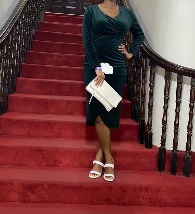 A reviewer holding a white clutch.