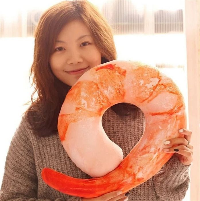 A model showcasing the adorable travel pillow.